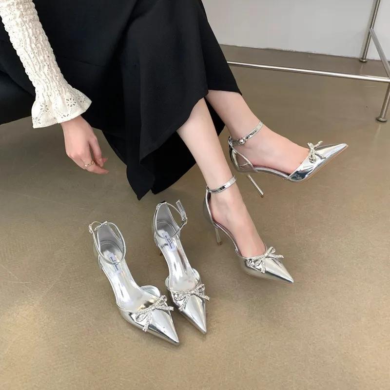 Sandale de Dama Argintii cu Vârf Ascuțit și Toc Subțire, cu Strasuri și Nod Fluture, Pompe Slingback, Pantofi cu Toc Înalt pentru Rochie de Petrecere