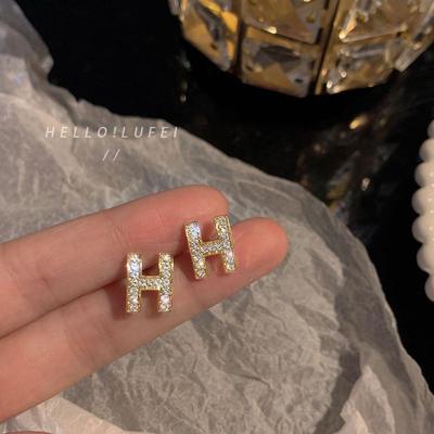Boucles d'oreilles clous tendance 2024 Design de niche Lettre H pour Femmes – Bijoux Simples et Élégants