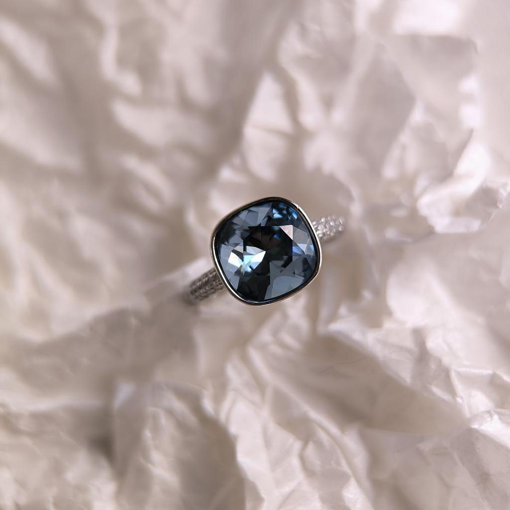 Серебряное кольцо с фианитами, вес изделия 4,43 гр (60002279)