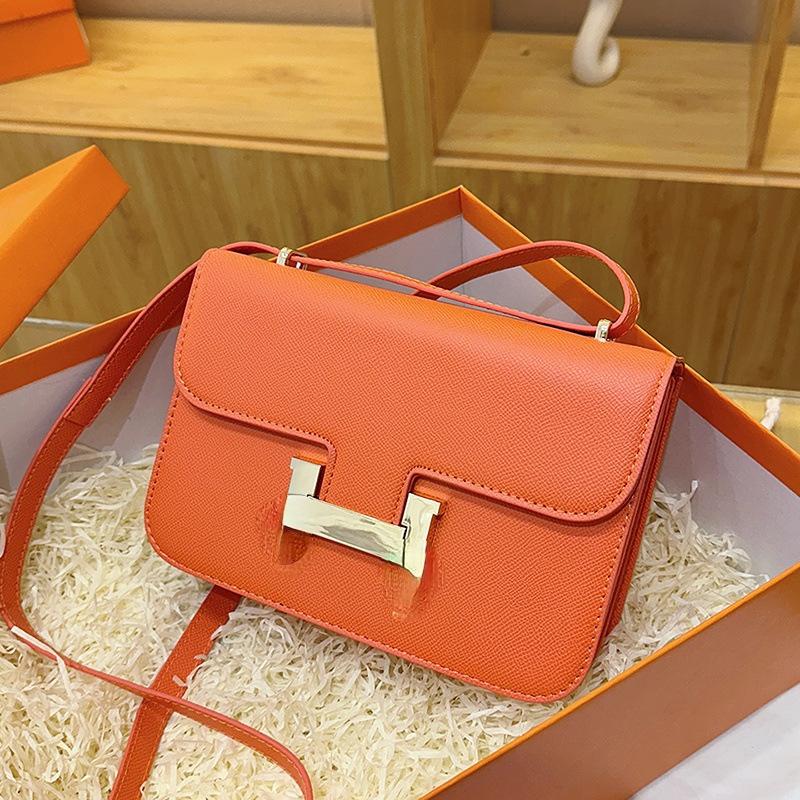 Nová roztomilá módní dámská taška trendy a všestranná ležérní messenger taška přes rameno s uzamykáním a klopou