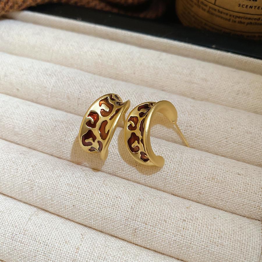 Retro oil drop C-shaped pendant, ear buckle, simple Maillard style stud earrings, personalized niche design earrings, women