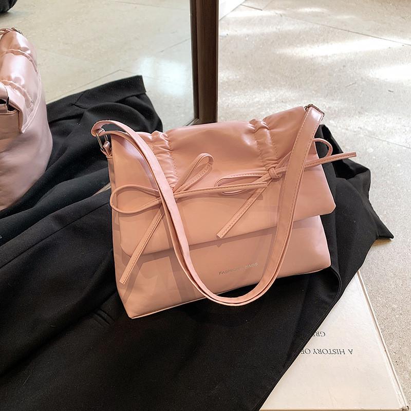 Big Capacity Women's Bag 2024 New Style Chic Spring Aesthetic Personality Crossbody Bag Fashionable Commuting Single Shoulder Armpit Bag Black