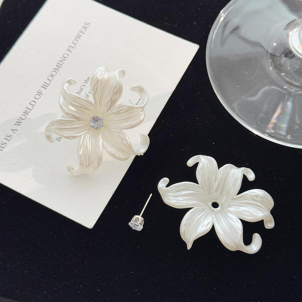 Boucles d'oreilles puces lys chic fleur en acrylique blanc pour femmes boucles d'oreilles inhabituelles pétales courbés cristal au milieu boucle d'oreille design unique