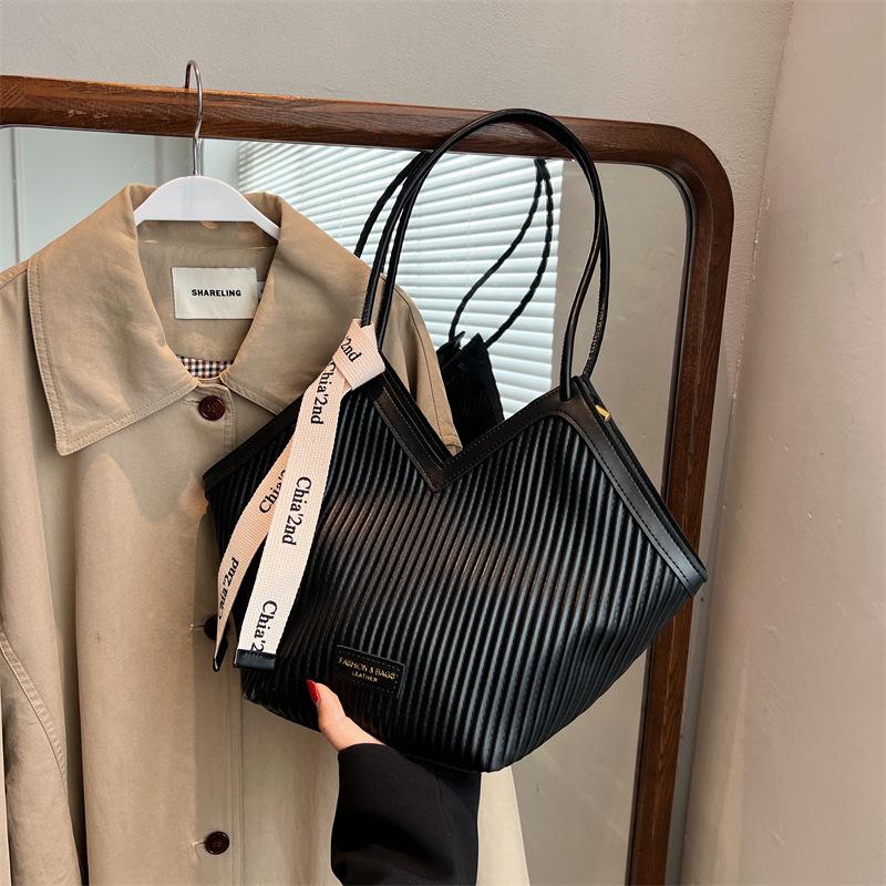 

Autumn and Winter New Niche Casual Handbag, Women s Large Capacity Commuting Tote Bag, Simple Shoulder Bag чорний