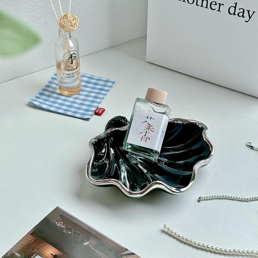 Nordic Ceramic Shell Ornament Key Holder - Desktop Decoration for Coffee Table or Entrance.