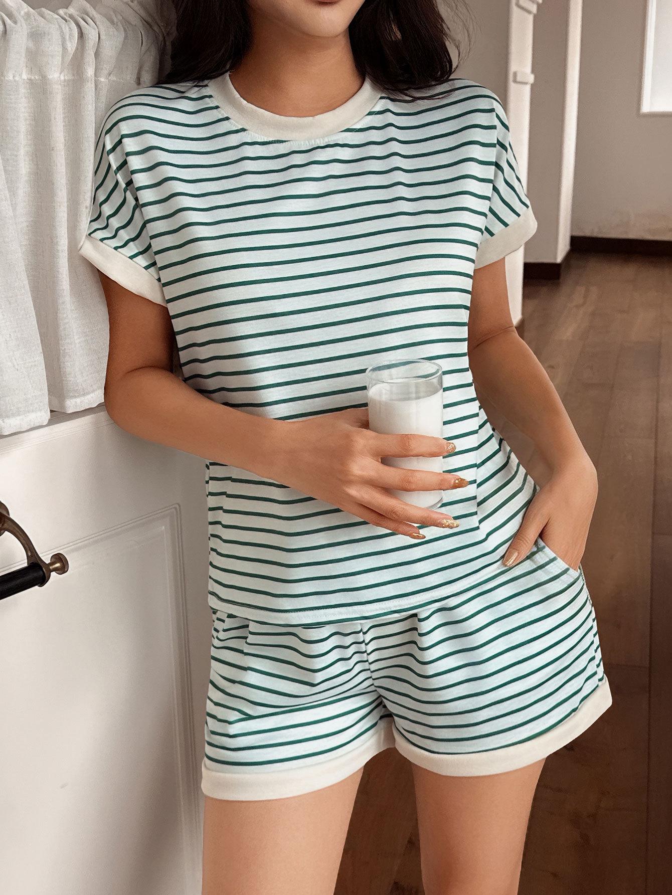 

Women s Trendy Striped Short-Sleeve Top and Shorts Set - Casual European and American Style Medium зелёный