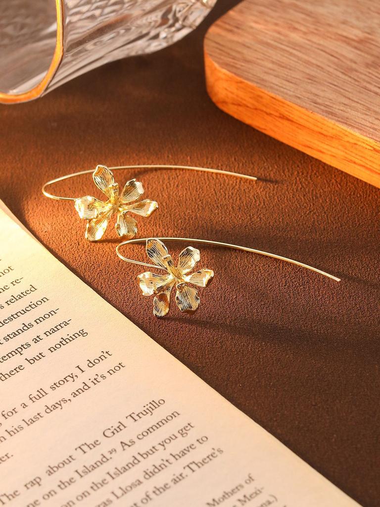 Light Luxury Three-Dimensional Iris Flower Earrings Women'S Simple Cold Wind Exquisite Elegant Ear Hook Cold Artistic Sense Creative Earrings