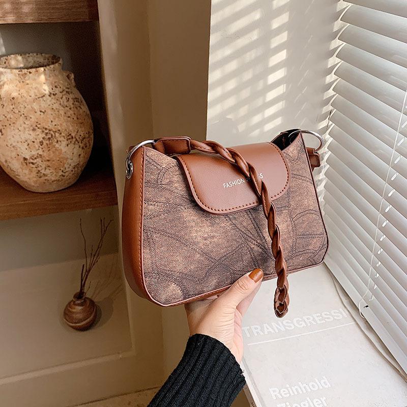 

Niche design bag women s 2024 winter new Korean version of foreign style shoulder messenger bag fashionable and casual simple small square bag коричневий