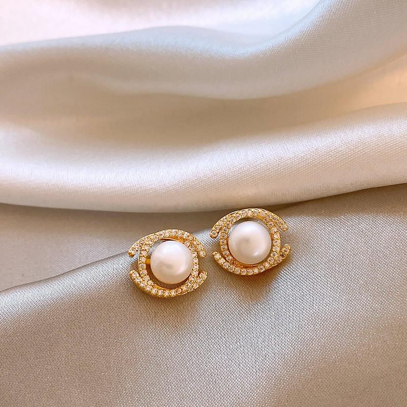 

Жемчужные серьги-пусеты модные серьги с дизайном в виде двойной буквы C французские серьги в стиле легкой роскоши универсальные