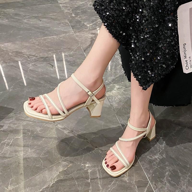 

2025 лето новый нежный ветер высокий каблук универсальный новый каблук толстый каблук на каждый день одно слово с сандалиями 35