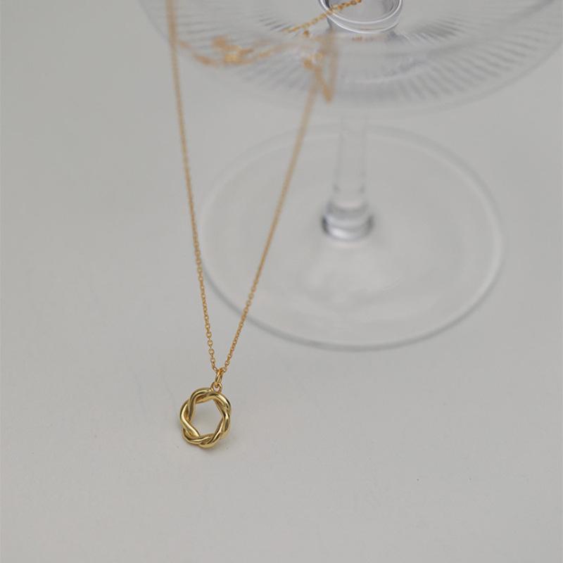 

Retro Flower Knot Pendant Necklace in S925 Sterling Silver - European American Light Luxury Style 925 Silver