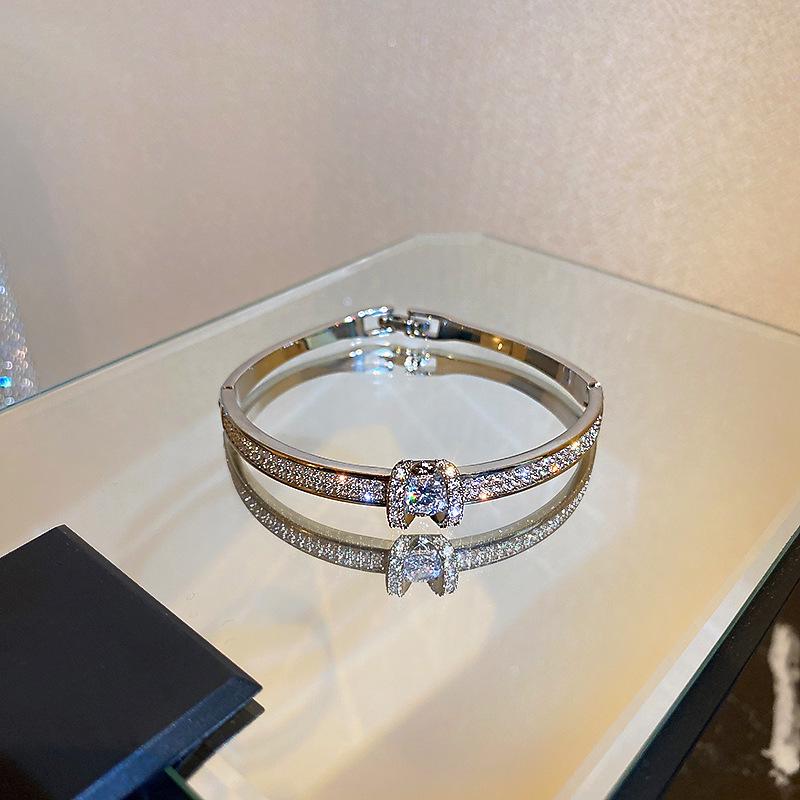 Bracciale con Fibbia a Ferro di Cavallo in Zirconia Placcato Oro - Accessorio di Lusso Chic e Versatile