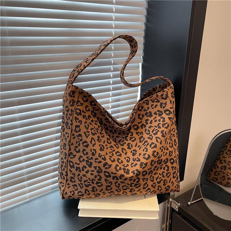

Large capacity underarm bag women s new winter fashion texture niche commuter shoulder big bag women