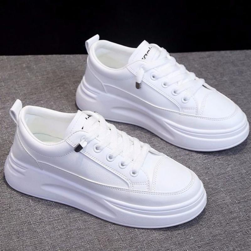 Vielseitige weiße Sportschuhe mit dicker Sohle für Damen