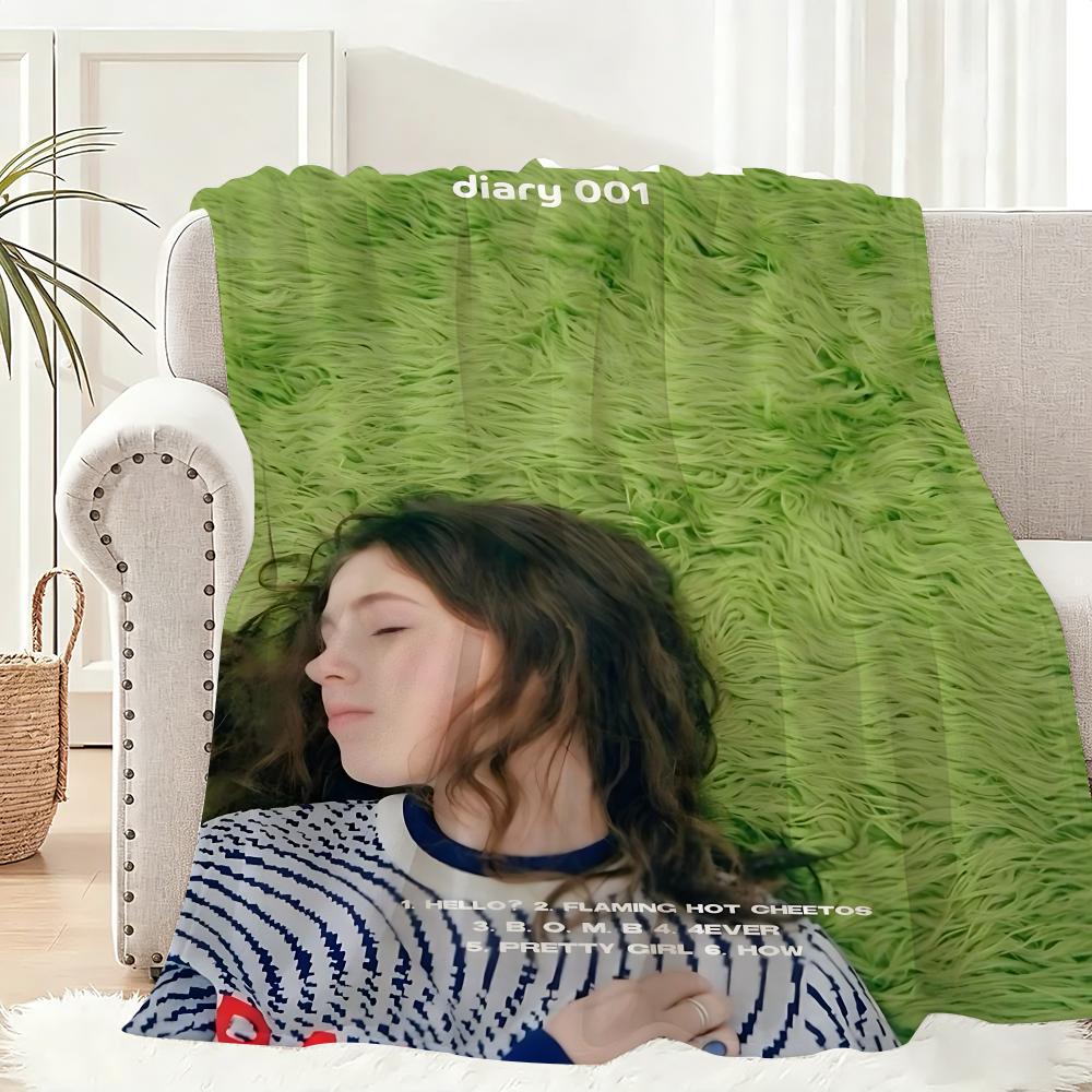 Charm Singer C-Clairo Throw Lightweight 240g Flannel Blanket Soft Skin-friendly for Summer Cooling