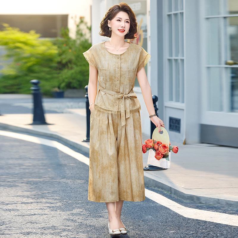

Stylish Summer Two-Piece Outfit for Middle-Aged Women (40-60 years) – Short-Sleeved Set XL (Recommended: 95-110 Jin)