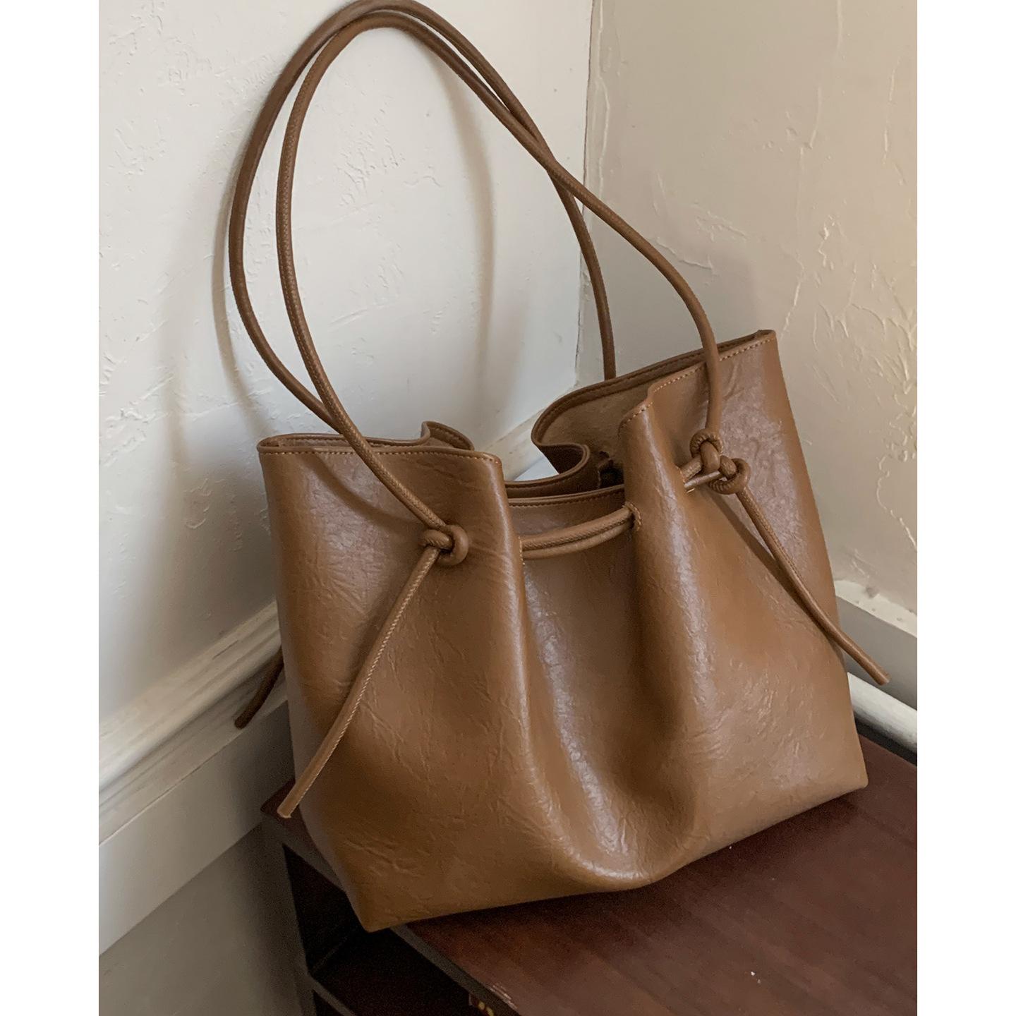 

Retro niche underarm bag women s 2025 new trendy fashion Korean tote bag simple large-capacity commuter bag коричневий