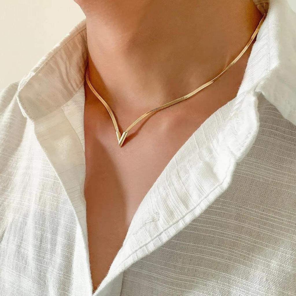 New Vintage Simple Flat Snake Chain Choker Necklace for Men Creative V Shape Pendant Clavicle Chain Male Punk Jewelry New