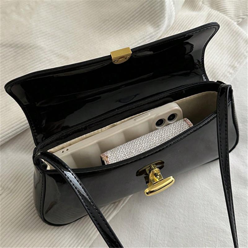 Bolsa de Ombro/Axila Vintage com Aba Decorativa em Couro Sintético Oleado para Mulheres Bolsa Tote Baguette com Fivela Adequada para Encontros, Passeios, Festas