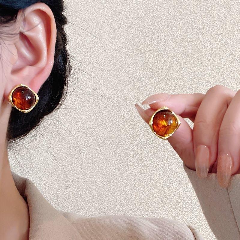 Maillard coffee color new popular earrings women's Hong Kong style retro high-end temperament tiger's eye stone stud earrings versatile earrings