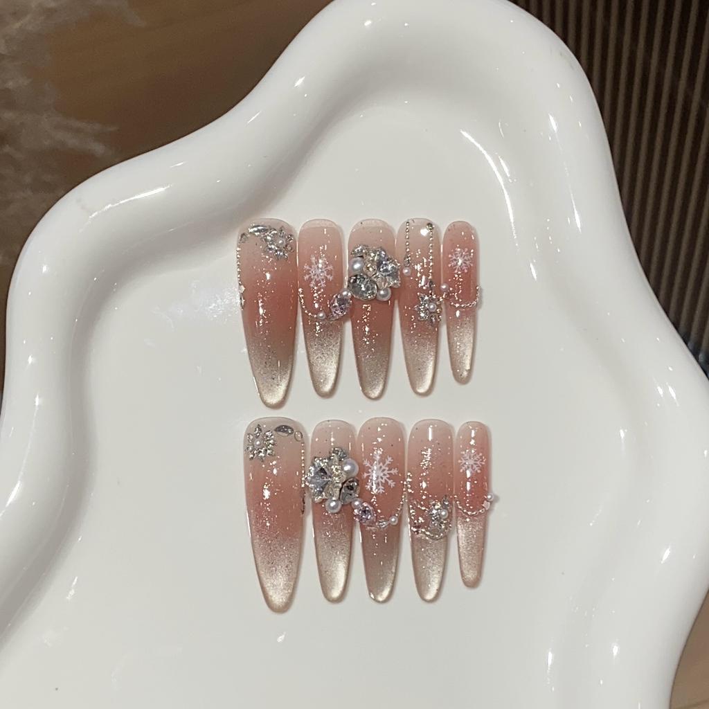 Winter Pure Desire Nail Art Ice-transparent Blush Gradient Cat Eyes Snowflake Pearls Piled with Snow Spirit