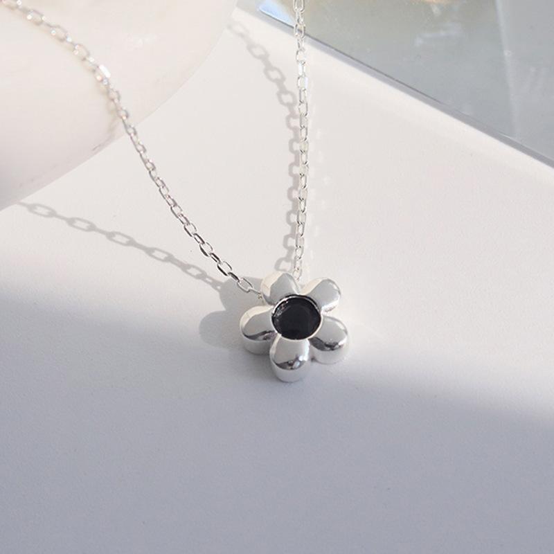 Schwarze funkelnde Diamant-Kette mit kleiner Blume für Damen, einfache und süße Instagram-Kette in koreanischer Version, vielseitige Schlüsselbeinkette mit fünf Blütenblättern