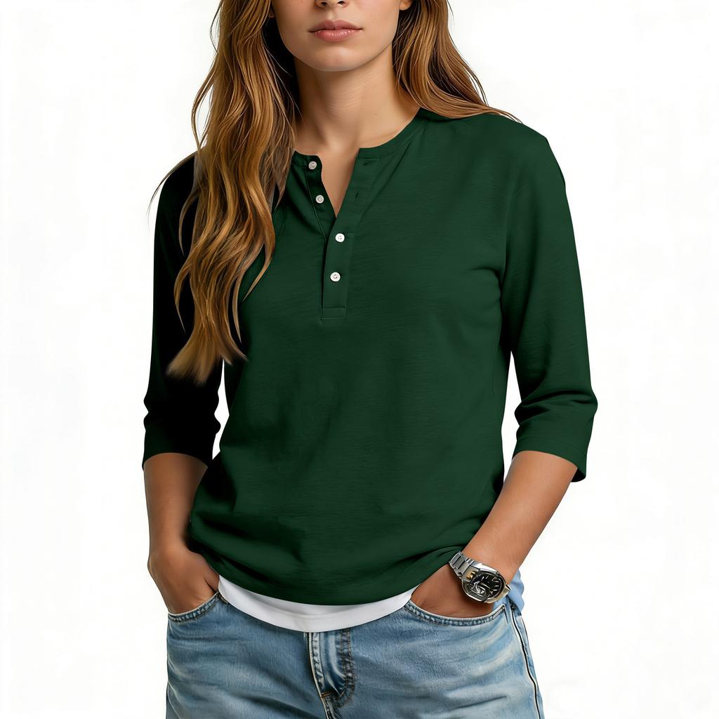 Camiseta informal de mujer con cuello en V, manga tres cuartos y botones decorativos.
