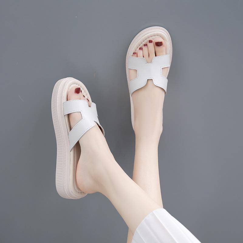 Europäische und amerikanische Hausschuhe Damen dicke Sohle Außenbereich 2025 Sommer Neu Koreanische Version Internet-Berühmtheit Füße dick locker lässig Strand Sandalen