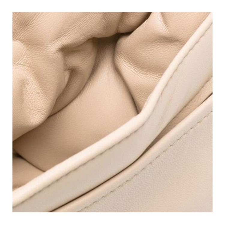 Maison Margiela Buchstabenlogo gesteppte Druckknopfklappe Ledertasche Wolkenform Damen Umhängetasche Beige SB1WG0019P4300T2086