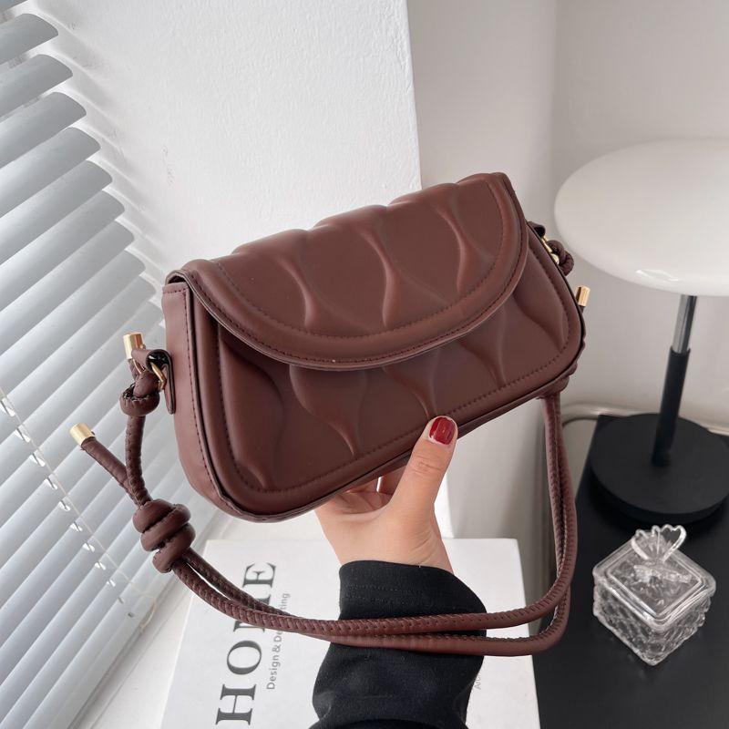 

Премиальная и нишевая сумка для женщин на лето со стильной текстурой и сумка через плечо на одно плечо. Универсальная сумка через подмышку для женщин one size fits all темно-коричневого