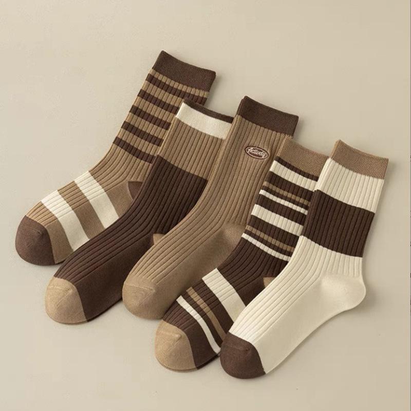 "Maillard Mid-Tube Pile Socks for Men and Women - Coffee & Black Contrast, Perfect All-Match for Autumn and Winter."