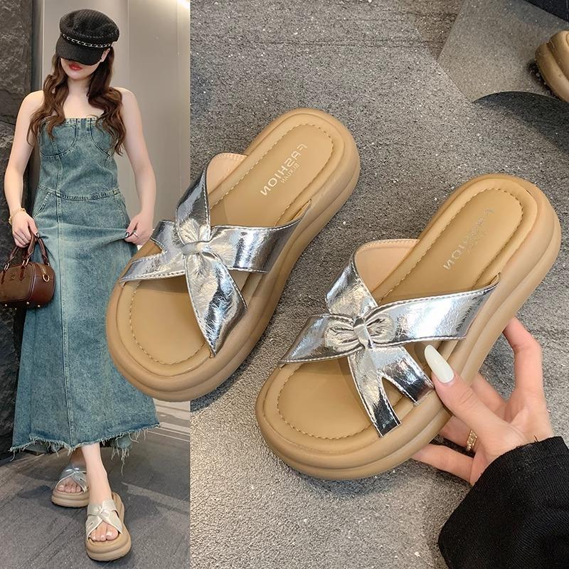 Wear thick-soled cool slippers for women's 2025 summer new models with skirts, shoes are fashionable, simple and not tired, French one-word drag