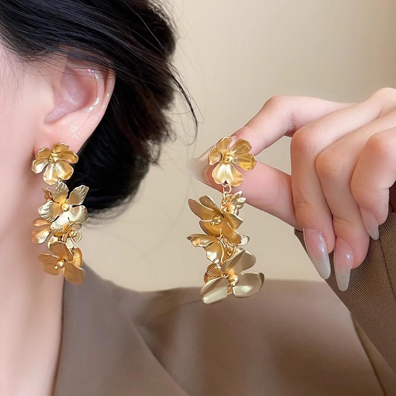 Spicy Girl Vibe: 2025 Sweet & Cool Niche Tassel Earrings - Chic & Slimming Long Design