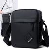 New Lightweight Oxford Cloth Messenger Bag Men's Fashion Simple Shoulder Bag Business Commuting Casual Men's Bag.