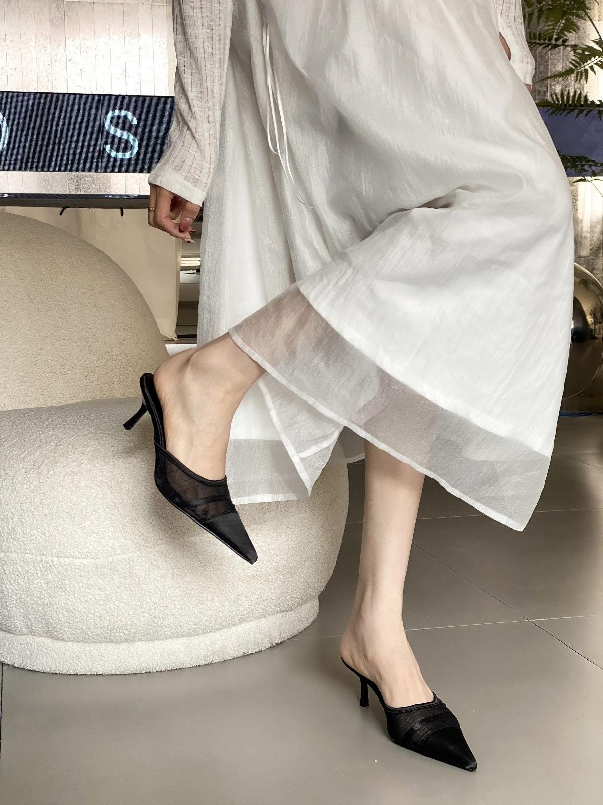 

Милый темперамент острый носок сетчатый мешок голова полуволочащиеся женщины 2025 весна и осень новый красивый атласные сандалии шпилька высокие каблуки 40 чёрный