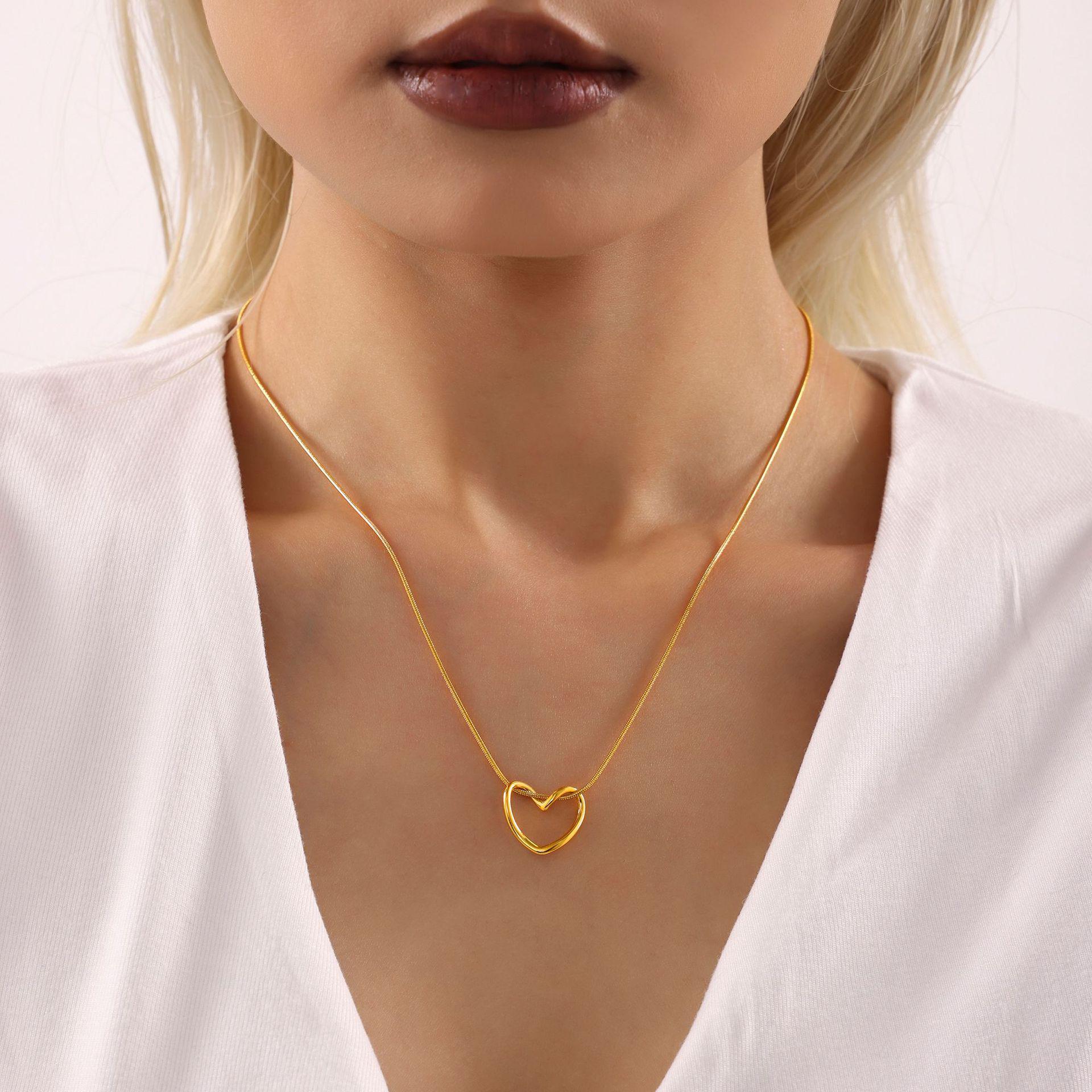 Qiong Yao Elegant Heart Clavicle Necklace - 18K Gold-Plated Titanium Steel.