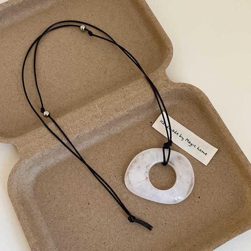 

Геометрическая подвеска из смолы, длинное черное ожерелье из веревки, простая женская индивидуальность, модный темперамент, универсальная цепочка на шею, цепочка для свитера