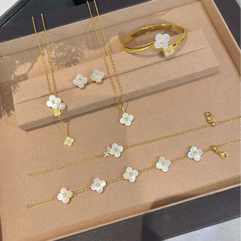 Französische Retro Vierblatt-Blume Weißes Muschel-Halsband, Fünf-Blumen-Armband, Blütenblatt-Temperament, Fortgeschrittenes Leichter Luxus-Set, Live-Übertragungszubehör