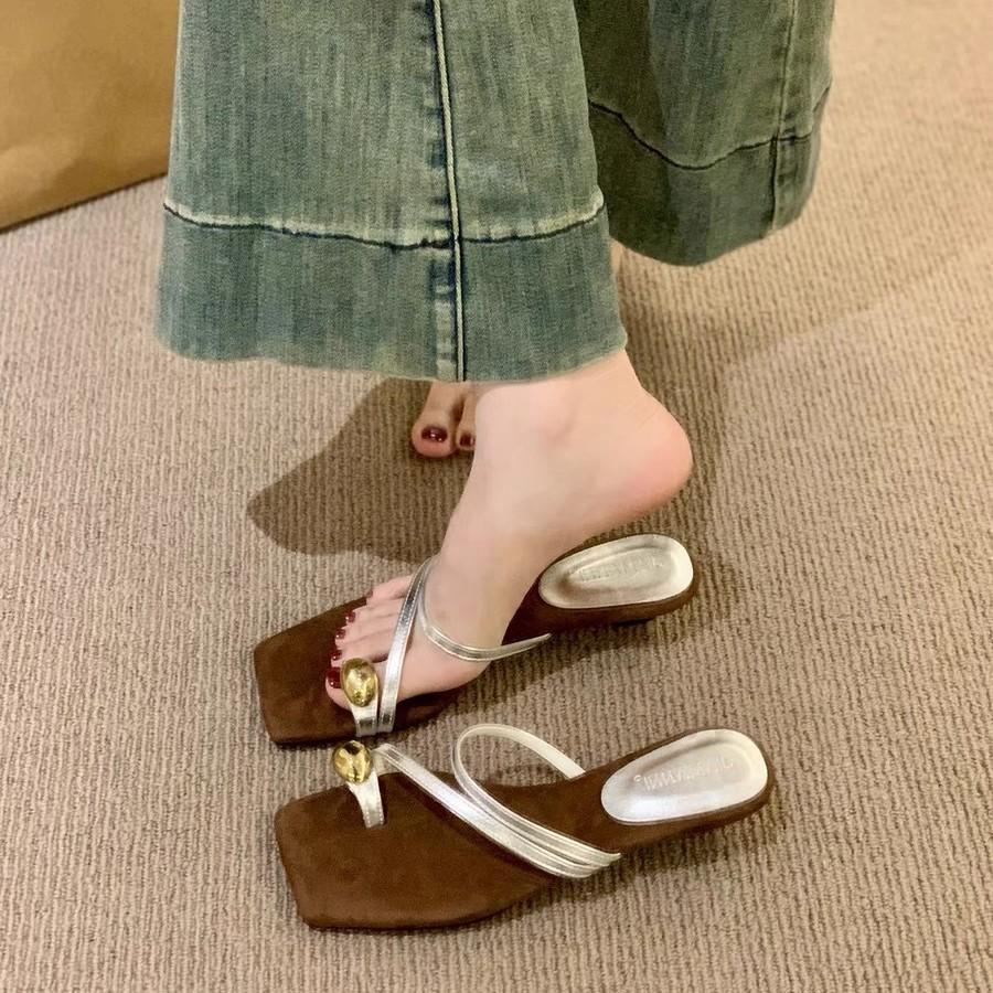 Pointed French wedge heel retro cool slippers women's outer wear 2025 summer new niche set toe strap Roman sandals