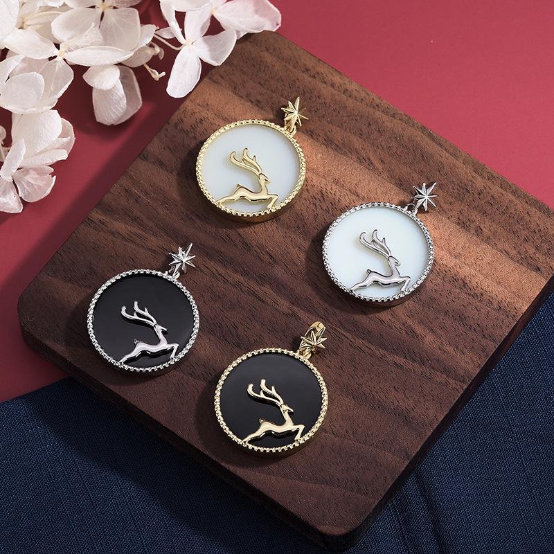

Natural Hetian Jade Reindeer Pendant with Eight-Pointed Star Design - Women s Fashion Accessory