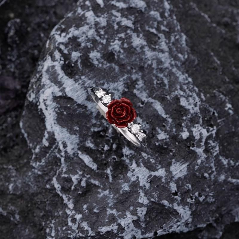Fashionable Copper Ring For Women With Eye-catching Rose Flower And Geometric Shape