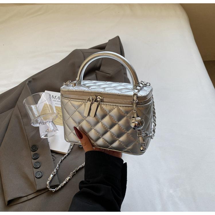 

Crossbody bag niche design casual diamond chain bag women s 2025 new fashionable and simple portable crossbody small square bag срібний