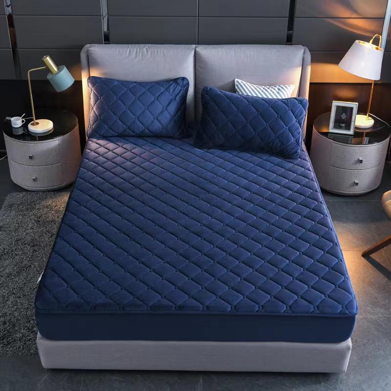 Teplé Zesílené Korálové Rouno Prošívané Prostěradlo s Gumou Zimní Plyšové King Double Size Přizpůsobený Potah Matrace Bez Povlaku na Polštář