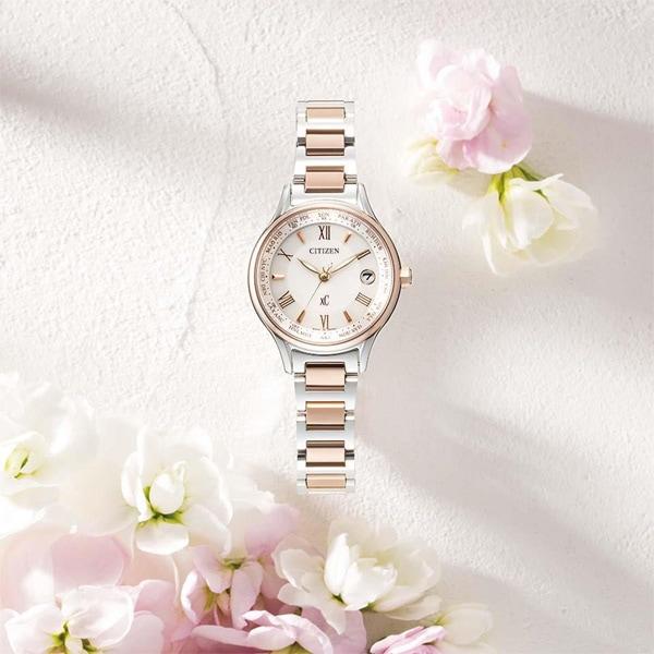 Citizen EC1165-51W ( Se xC Eco-Drive radiostyrt H246 Titania Line Happy Flight Bloom Design Eternal Platinum/Sakura Pink)