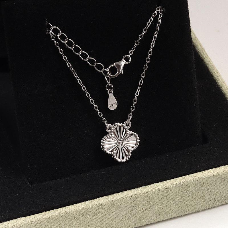 Women's Four-Leaf Clover Bracelet – 18K Gold Plated with Double-Sided Mother-of-Pearl, Elegant High-Quality Accessory, Chic and Lucky Design.