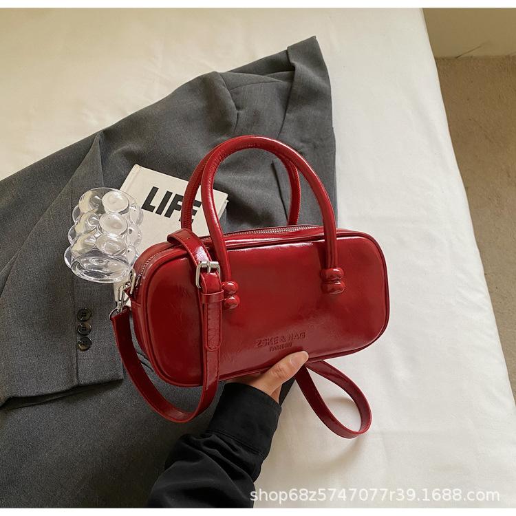 Super fire niche design bag female 2025 Chinese New Year French aunt wearing messenger bag exquisite portable small bag