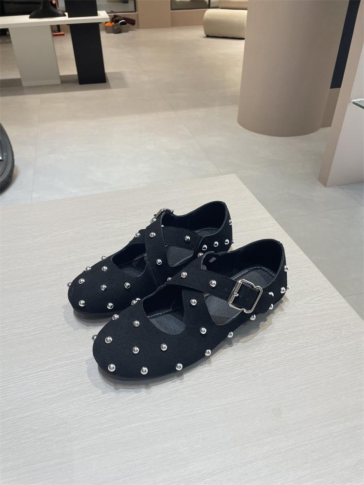 

Версия из коровьей кожи ~ балетки на плоской подошве с заклепками и пряжкой в одно слово для женщин 2025 года, новая корейская версия туфель «бабушки» с круглым носком 40