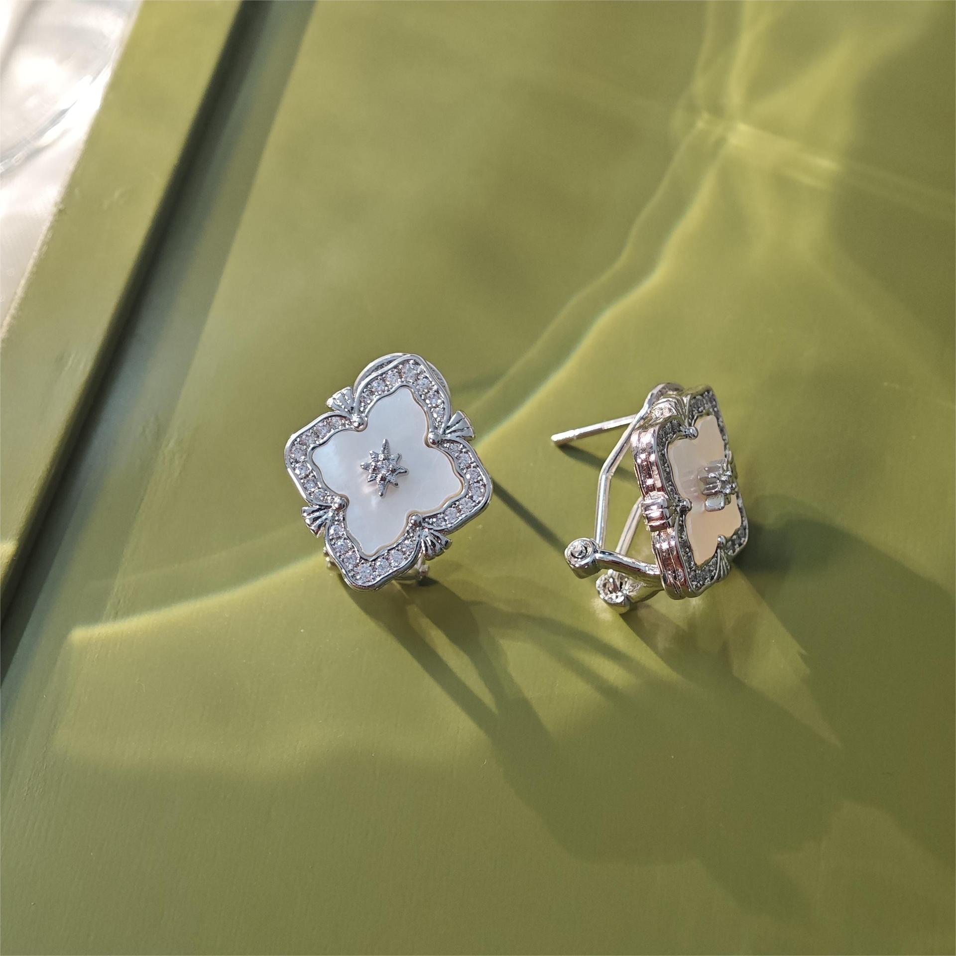 2026 Vintage Fashion Bratti Natural White Fritillary Clover Earrings Women s Cross Ear Buckle Accessories