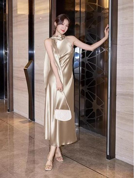 Elegantes französisches Acetatsilber-Neckholder-Abendkleid: High-End Society-Schmal geschnittenes Kleid