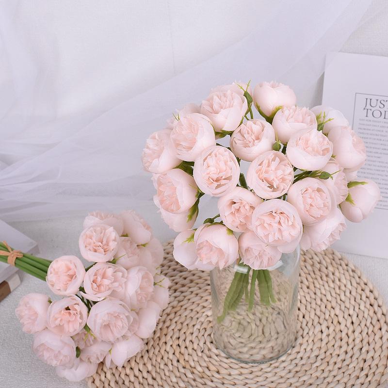 

Искусственные цветы, букет из 27 пионов, перевязанный травой Лафея, камелией и розой, декор в стиле INS из искусственных цветов.